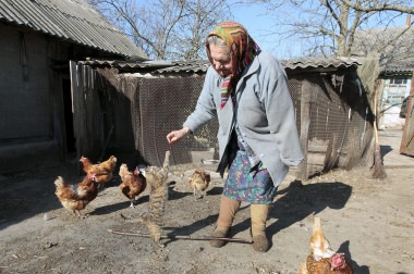 <p>María Semenyuk jugaba con un gato cerca de su casa en el pueblo desierto de Patryshev, a 25 km de la central nuclear de Chernóbil, Ucrania, en 2011. Más de 330 residentes se negaron a ser reubicados después del accidente nuclear de 1986 y se quedaron a vivir dentro de la zona de exclusión de 30 kilómetros alrededor de la planta contaminada. / Imagen: EPA / SERGUÉI Dolzhenko</p>