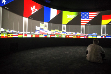 <p>Un hombre contempla la instalación sobre medioambiente "EXIT" de los artistas y arquitectos Diller Scofidio y Renfro en el Grand Palais de París, Francia. La COP 21 se celebrará del 30 de noviembre al 11 de diciembre en la capital francesa. / EFE/Etienne Laurent</p>