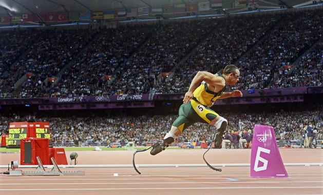 <p>Pistorius es el primer corredor con las piernas amputadas en competir en unos juegos olímpicos. Imagen: Efe</p>