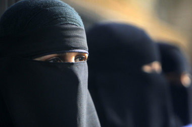 <p>Mujer musulmana en Londres con una nicab durante las manifestiaciones en la mezquita de Regent