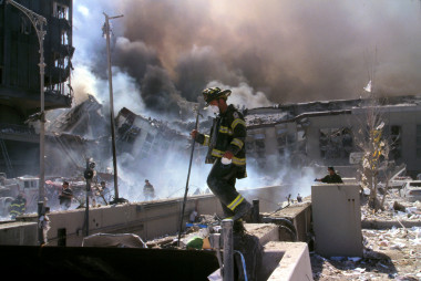 <p>Bomberos trabajando tras el derrumbe de las Torres Gemelas el 11 de septiembre de 2001. / Library of Congress</p>