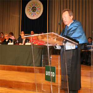 <p>El profesor Arturo Horta, durante la lección magistral.</p>