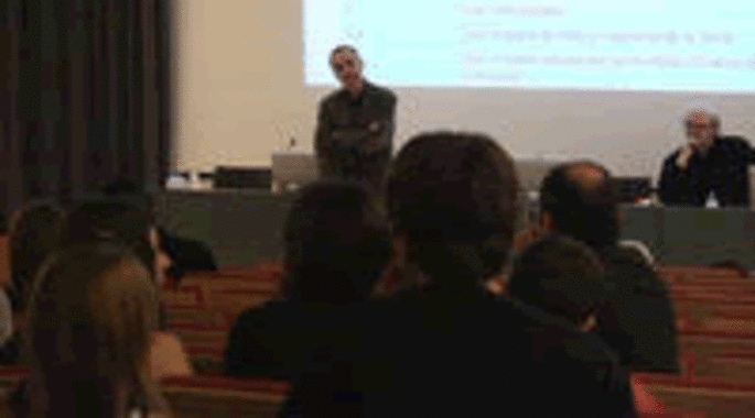 <p>Jordi Bruno (de pie a la izquierda) y Vladimir de Semir (sentado a la derecha) condujeron la sesión. Imagen: ACCC.</p>