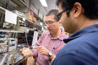 <p>En su laboratorio en la Universidad de California en San Diego, Estados Unidos, el ingeniero Vincent Leung trabaja en la próxima generación de implantes cerebrales inalámbricos. / Qualcomm Circuits Lab </p>