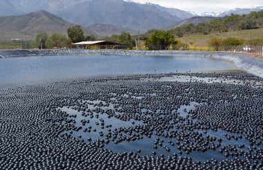 <p>Primera piscina de Aguas del Valle en Combarbalá donde se han utilizado las esferas para reducir la evaporación. / Aguas del Valle</p>