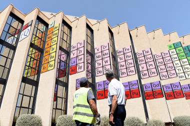 <p>La tabla periódica más grande del mundo está en la fachada de la Facultad de Química de la Universidad de Murcia. / UM</p>