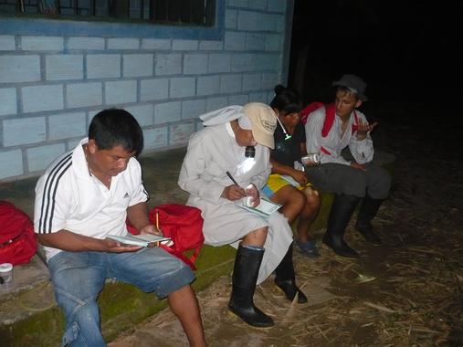<p>Recolección de insectos por la noche en la comunidad de Barí de Karikachaboquira. / Fundación Santa Fe de Bogotá en Colombia.</p>